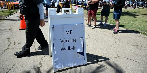 Oameni aşteaptă la coadă în California pentru a primi vaccinul împotriva variolei maimuţei FOTO AFP 
