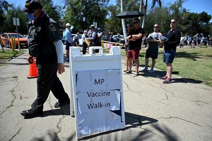 Oameni aşteaptă la coadă în California pentru a primi vaccinul împotriva variolei maimuţei FOTO AFP