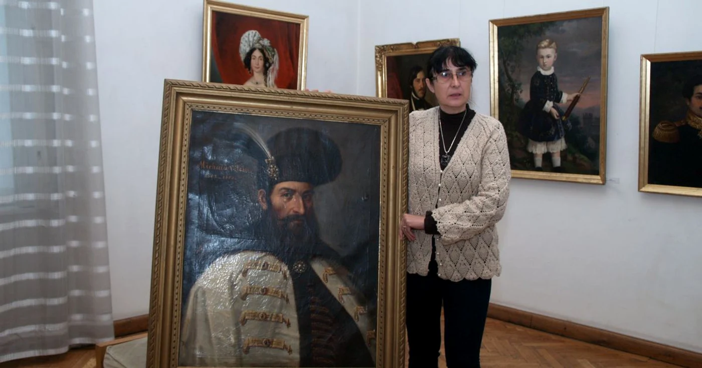 Portretul domnitorului Mihai Viteazu, pictat în 1880 de Tattarescu, este ținut în depozitele muzeului, până la restaurare. Foto Alex Policală 
