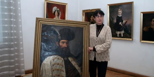 Portretul domnitorului Mihai Viteazu, pictat în 1880 de Tattarescu, este ținut în depozitele muzeului, până la restaurare. Foto Alex Policală