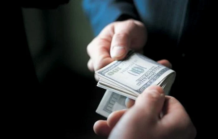 Anchetatorii verifică cine din Inspectoratul de Poliţie Criuleni este destinatarul şpăgii de 1.000 de dolari Foto: Adevărul