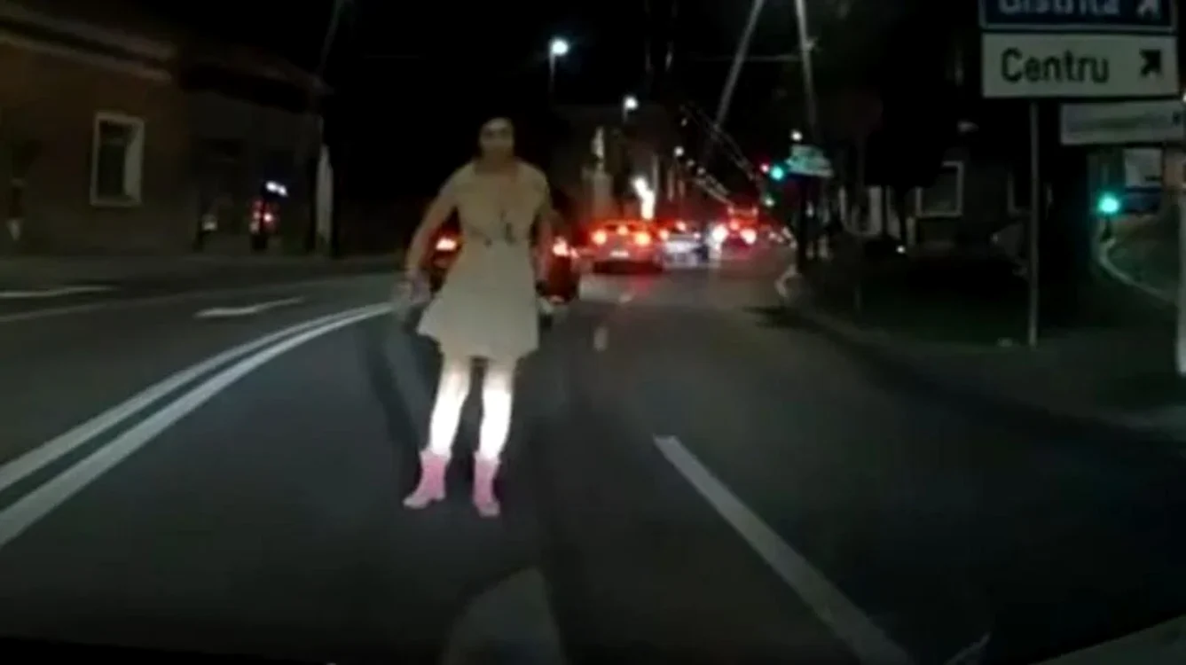 Femeia sare pe capota mașinii FOTO: FB, captura video