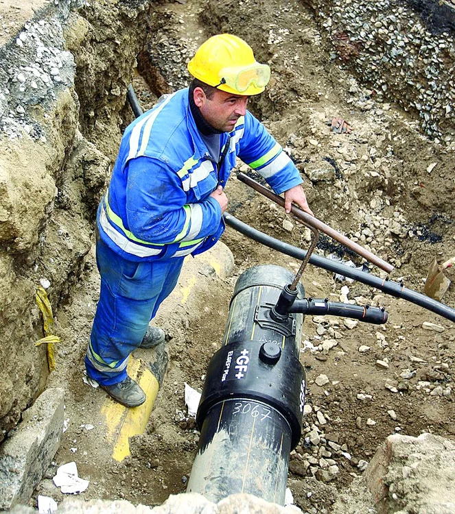 
    A doua zi, muncitorii  au intrat cu frică în  craterul creat  de explozie  