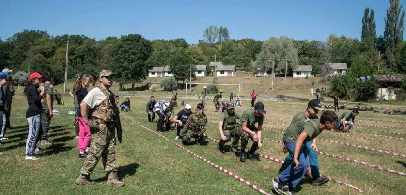 În tabără are loc instrucţia participanţilor FOTO Tabăra Militară de Airsoft-Agafton Botoşani/Facebook
