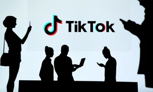 TikTok oameni ilustratie retea sociala smartphone FOTO Shutterstock