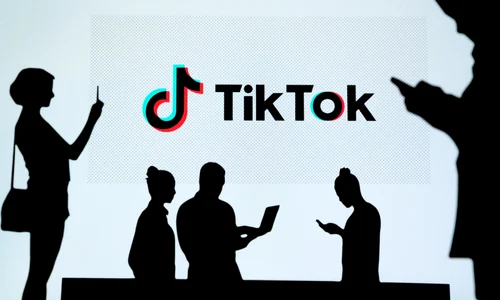 TikTok oameni ilustratie retea sociala smartphone FOTO Shutterstock
