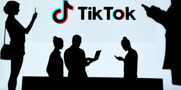TikTok oameni ilustratie retea sociala smartphone FOTO Shutterstock
