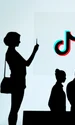 TikTok oameni ilustratie retea sociala smartphone FOTO Shutterstock