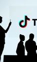 TikTok oameni ilustratie retea sociala smartphone FOTO Shutterstock