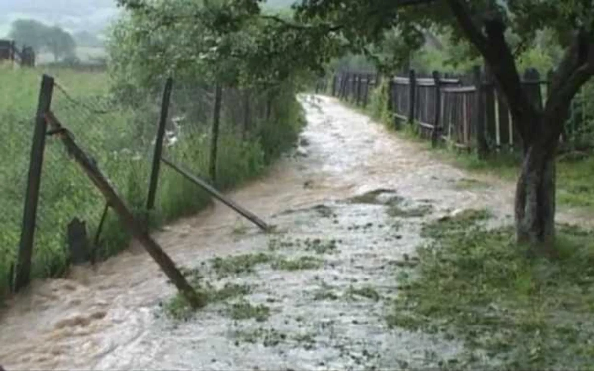 Mai multe locuinţe au fost distruse de inundaţii (foto)