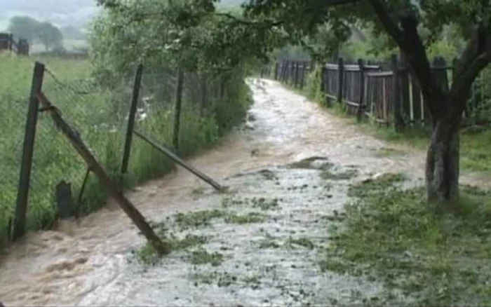 Mai multe locuinţe au fost distruse de inundaţii (foto)
