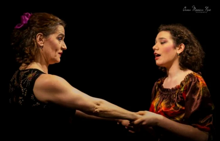 Joacă adesea cu Cabiria (19 ani), fiica ei