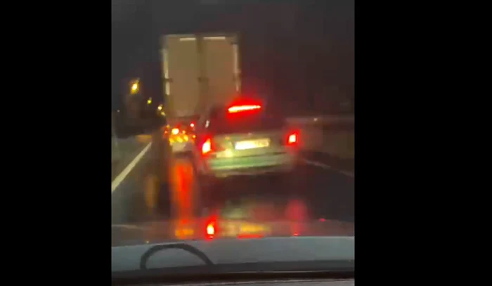 Soferul fără permis a intrat cu masina în autospeciala de poliţie FOTO captură videp