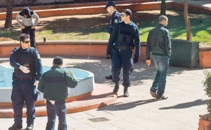 Poliţia care supraveghează cartierul Sofocleos îi dă afară pe săracii Atenei imediat ce expiră timpul de masă