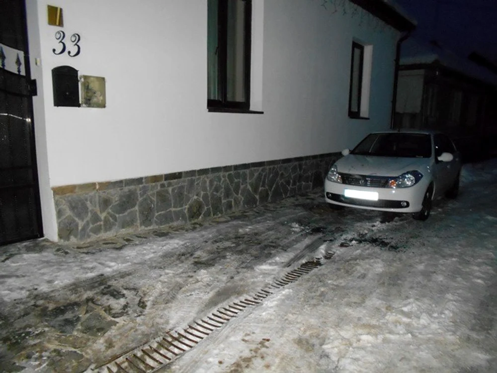 
    Maşina lui Adrian Cican a fost incendiată (foto news-mehedinti.ro)  