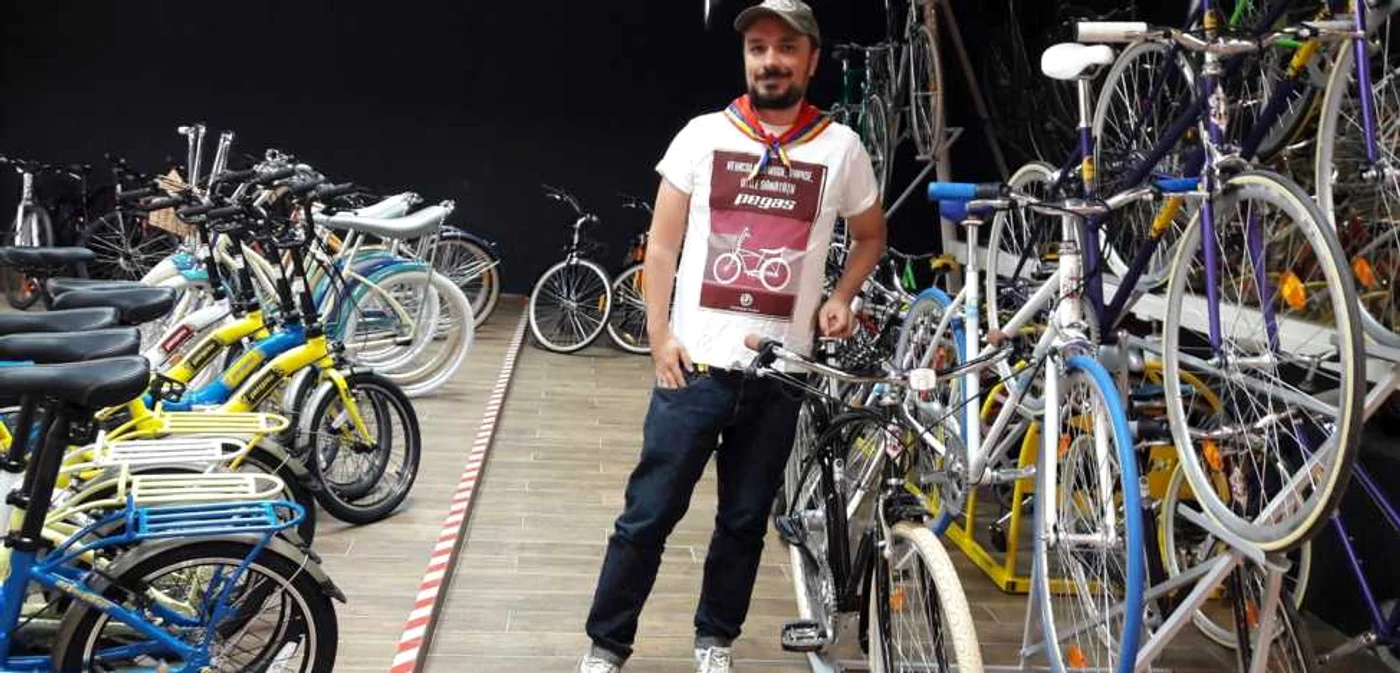 Andrei Botescu în magazinul Pegas din Timişoara FOTO Ştefan Both