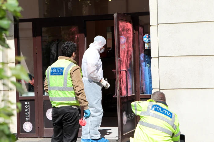 Locul a fost împânzit de oamenii legii care adună probe