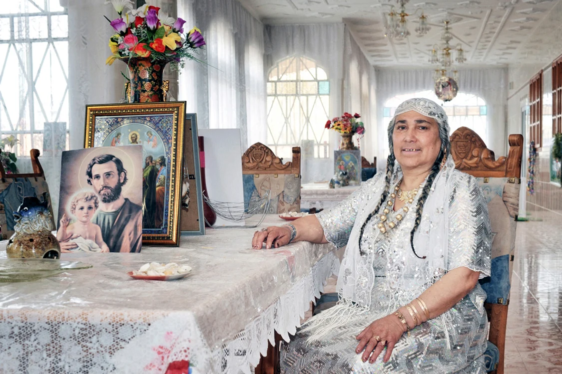 Ileana, în casa ei din Iveşti