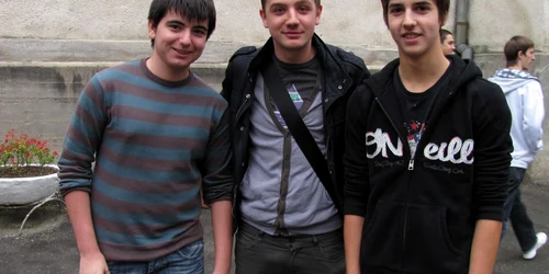 Alexandru (dreapta) şi Sergiu (stânga) candidează la titlul de Mister Boboc de la balul CNS