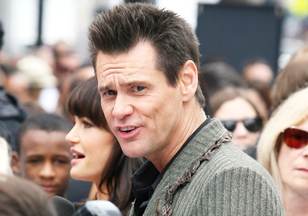 
    Jim Carrey provine dintr-o familie foarte modestă. Acesta este motivul pentru care a fost nevoit să renunțe de mic la studii, ca să poată muncifoto: Click!  