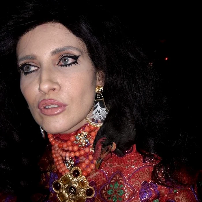 
    Iulia Albu și-a adus din nou cocoșul în cadrul unui eveniment Foto: Gheorghe Chelu   