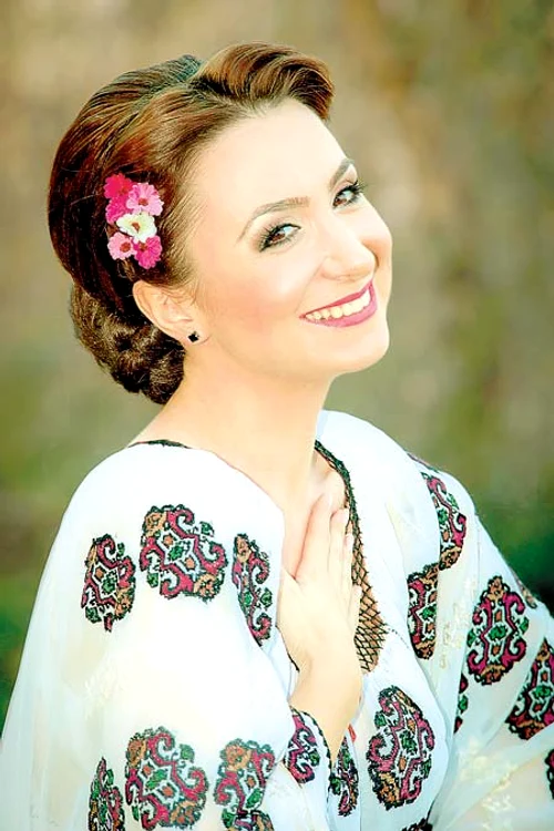 Mihaela a absolvit şcoala  de subofiţeri în 2003