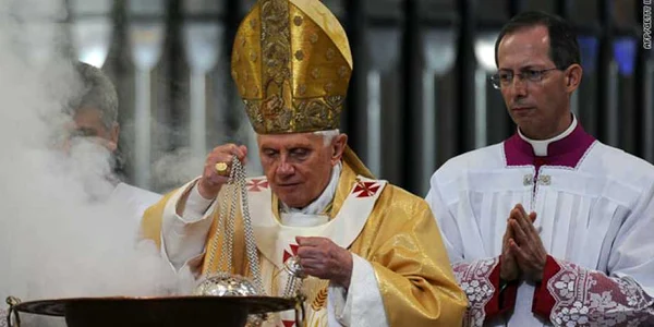 Papa Benedict al XVI-lea, sfinţind Catedrala Sagrada Familia, o emblemă a Barcelonei - foto: CNN