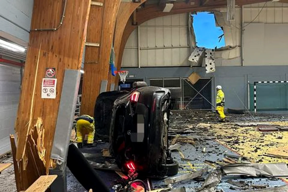 Mașina fotbalistului Sofiane Kiyine „aterizată” în sala de sport. Foto: Twitter Football News