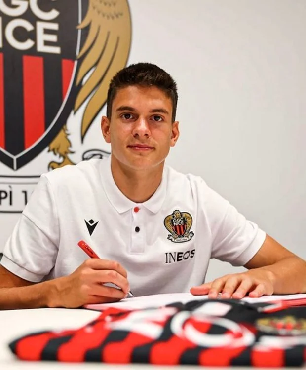 Rares, in momentul semnarii contractului. FOTO OGC Nice