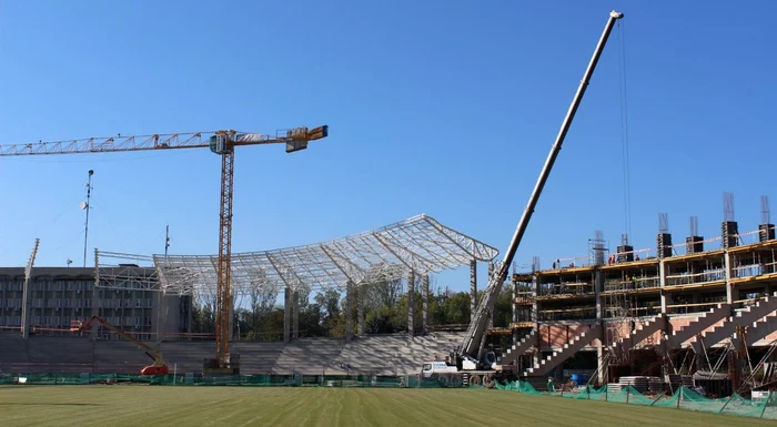 Macarale râd în soare pe şantierul noii arene gorjeneFoto: "Adevărul"