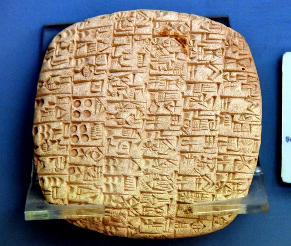 Tăbliță cu scris cuneiform, veche de 4500 de ani, descoperită la Shuruppak (Tell Fără) în Irak. În text sunt menționate diverse cantități de orz, făină, pâine și bere (© Osama Shukir Muhammed Amin FRCP(Glasg) / Wikimedia Commons)