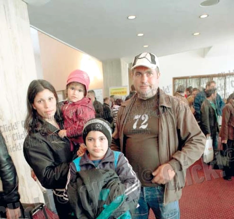 
    Familia Alexandru a venit  la târg, împreună cu cei  doi copii, Mihai şi Ana  (Fotografii: Sever Gheorghe )  