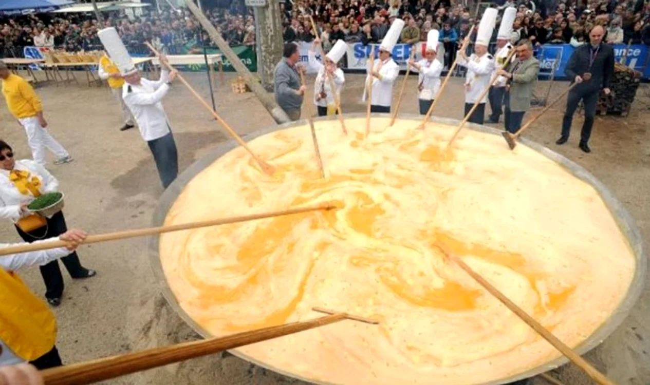 Zece bucătari au contribuit la preparatul gigant FOTO Eduard Robea
