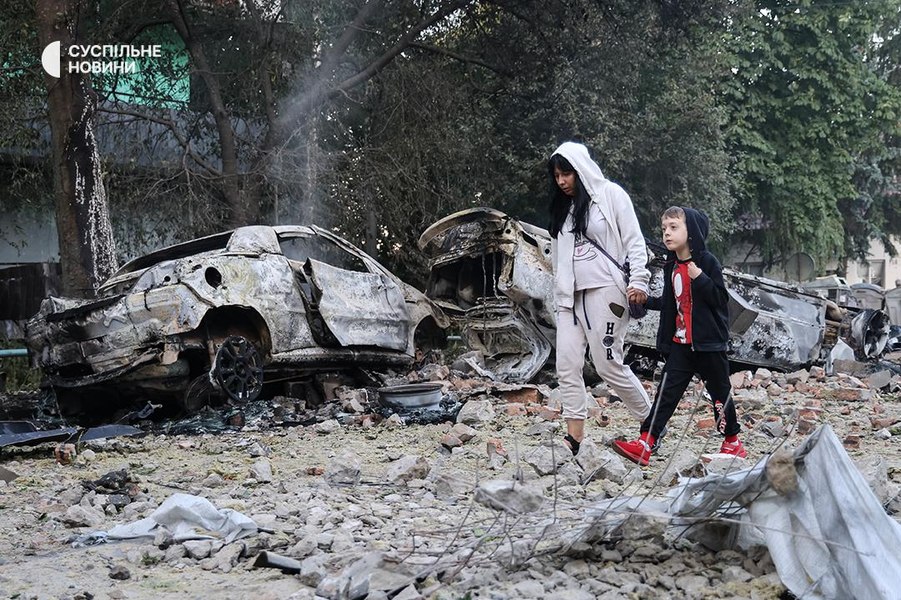 O nouă noapte de teroare rusească în Ucraina. Atac masiv cu drone și rachete, inslusiv asupra Kievului. Case arse, răniți și oameni scoși de sub dărâmături