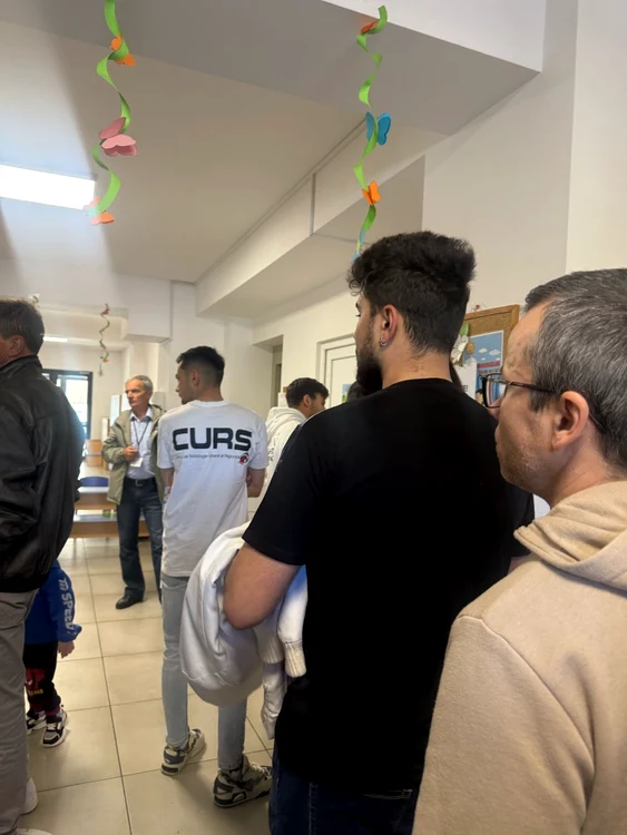 Oamenii stau la coadă la secția de votare din  Popești Leordeni