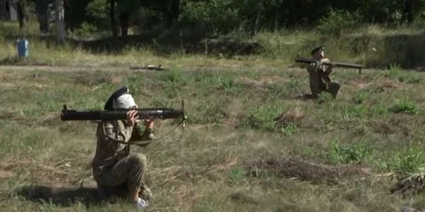 Copii antrenati in tabere militare din estul Ucrainei FOTO Captura YouTube