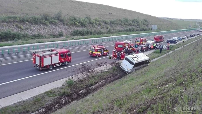 Microbuzul s-a răsturnat în şanţul de lângă autostradă