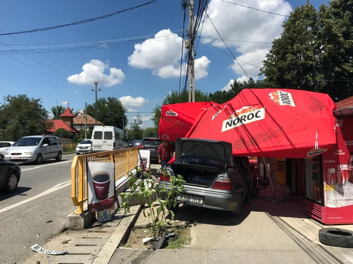 De pe trotuar, maşina a zburat pe terasă