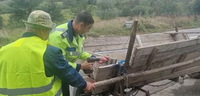 Polițiștii au montat și numere de înmatriculare pe căruțe FOTO IPJ Bacău