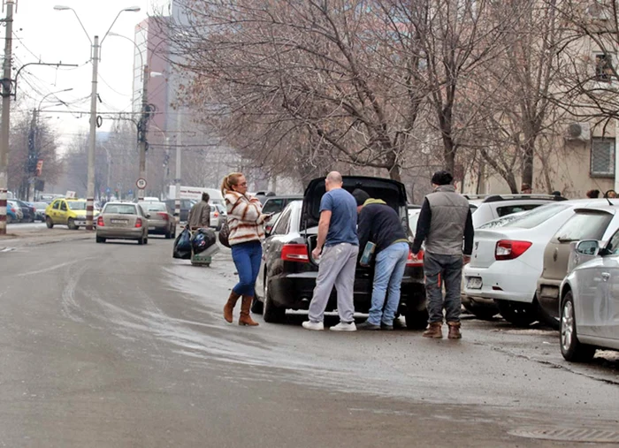 Liliana Şumudică  a pus muncitorii  să descarce maşina