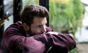 Tânăr singur  Sursa Freepik com jpg