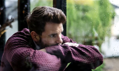 Tânăr singur  Sursa Freepik com jpg