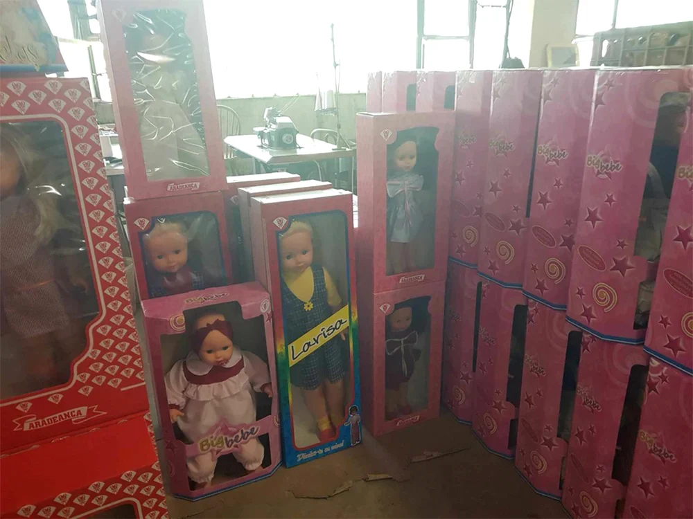 Ambalate în cutii, păpuşile pornesc spre magazine. Foto: adevarul.ro