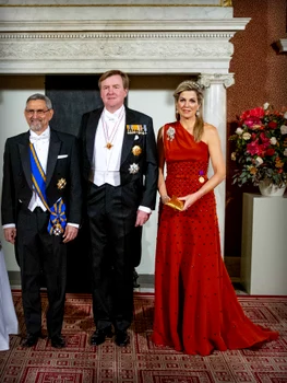Regina Maxima a Olandei în rochie roșie semnată Claes Iversen. FOTO: Profimedia