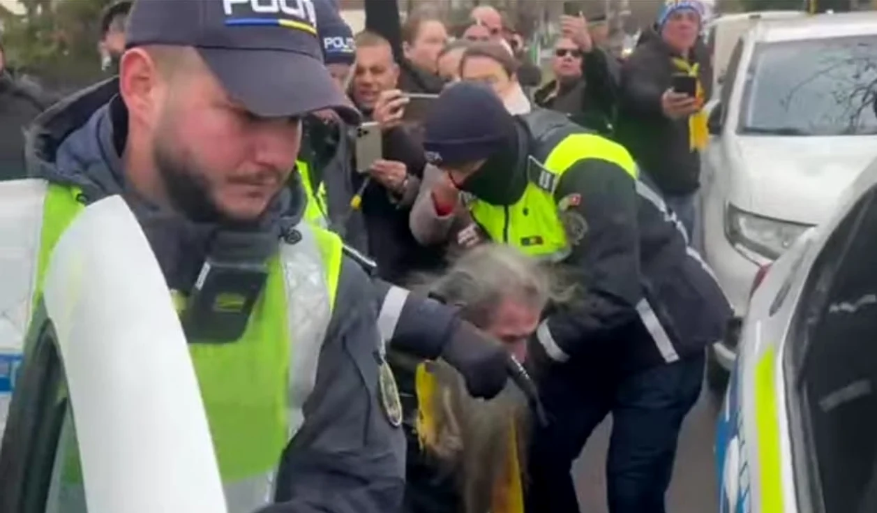 Polițiștii l-au dus la secție pe Stegarul Dac FOTO: Captură video Realitatea TV