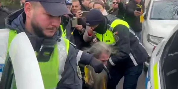 stegarul dan saltat de politie jpeg