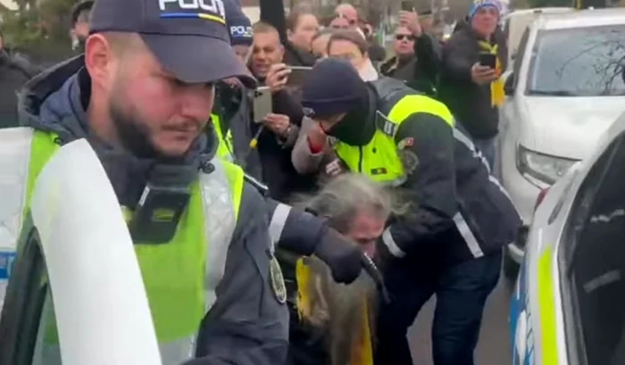Polițiștii l-au dus la secție pe Stegarul Dac FOTO: Captură video Realitatea TV