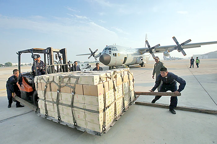 
    Flavia, cu fiul  ei în braţe, la o tabără improvizată printre dărâmături  