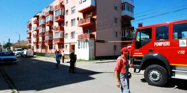 La faţa locului au ajuns pompierii lugojeni şi echipaje ale poliţiei. FOTO: Redeşteptarea