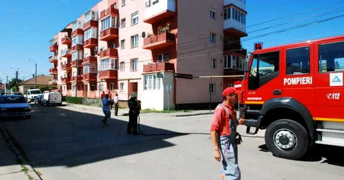La faţa locului au ajuns pompierii lugojeni şi echipaje ale poliţiei. FOTO: Redeşteptarea